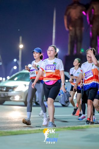 Race photo from PIK NITE RUN 2025