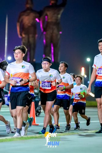 Race photo from PIK NITE RUN 2025