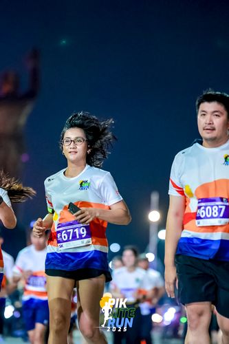 Race photo from PIK NITE RUN 2025
