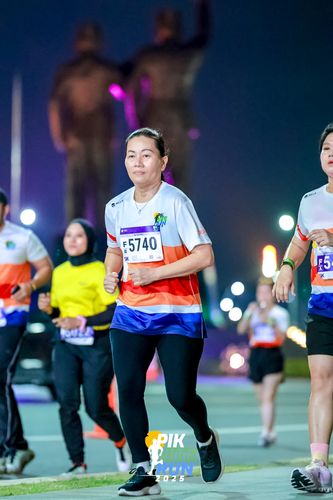 Race photo from PIK NITE RUN 2025