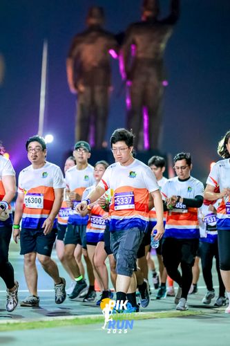 Race photo from PIK NITE RUN 2025