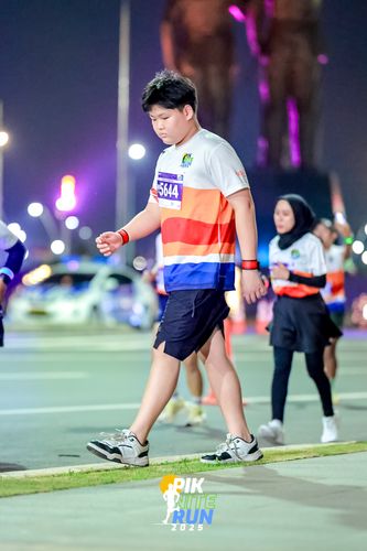 Race photo from PIK NITE RUN 2025