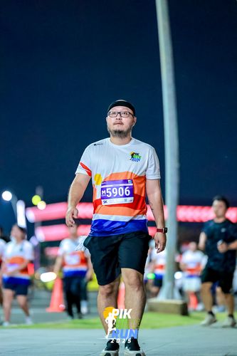 Race photo from PIK NITE RUN 2025