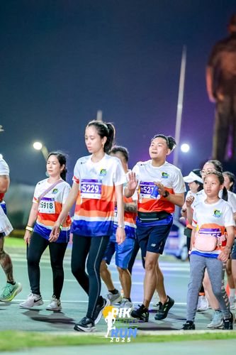 Race photo from PIK NITE RUN 2025