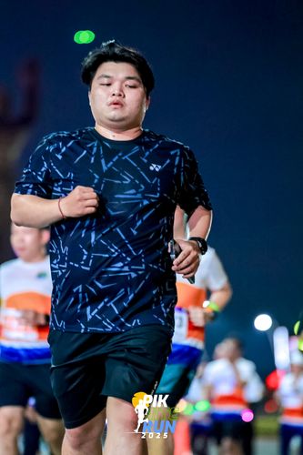 Race photo from PIK NITE RUN 2025