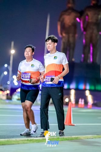 Race photo from PIK NITE RUN 2025