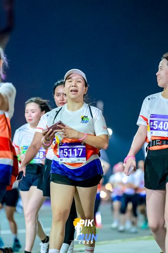 Race photo from PIK NITE RUN 2025