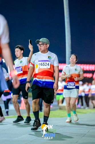 Race photo from PIK NITE RUN 2025