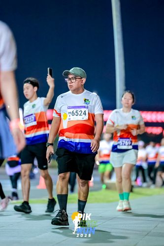 Race photo from PIK NITE RUN 2025