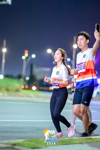 Race photo from PIK NITE RUN 2025