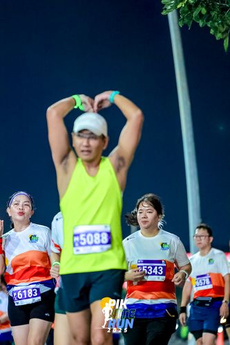 Race photo from PIK NITE RUN 2025