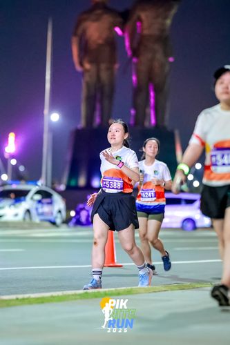 Race photo from PIK NITE RUN 2025