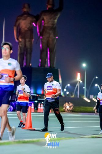 Race photo from PIK NITE RUN 2025