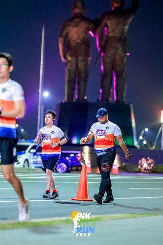 Race photo from PIK NITE RUN 2025