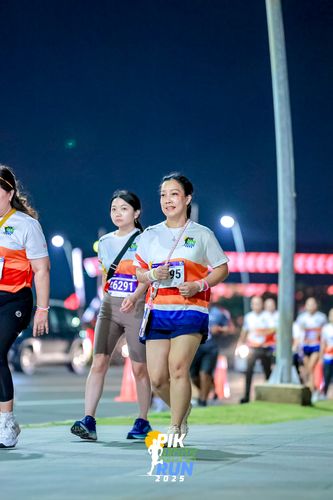 Race photo from PIK NITE RUN 2025