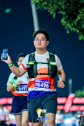 Race photo from PIK NITE RUN 2025