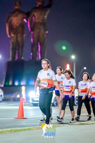Race photo from PIK NITE RUN 2025