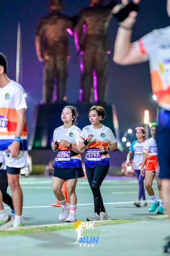 Race photo from PIK NITE RUN 2025