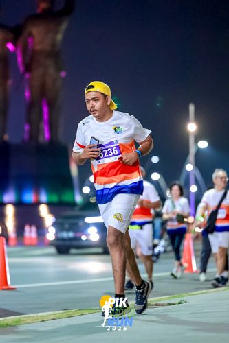 Race photo from PIK NITE RUN 2025