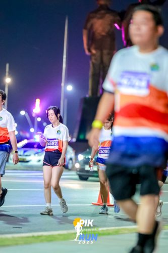 Race photo from PIK NITE RUN 2025