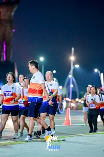Race photo from PIK NITE RUN 2025