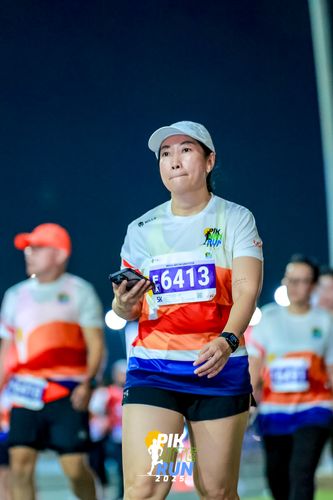 Race photo from PIK NITE RUN 2025