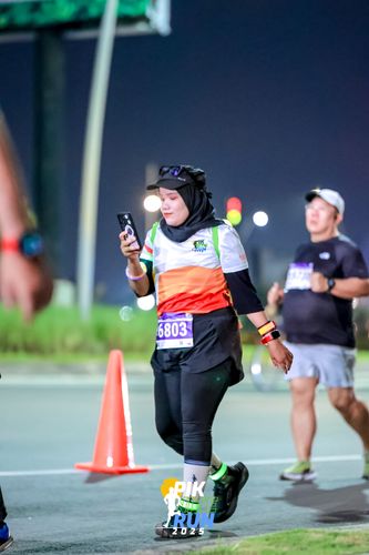 Race photo from PIK NITE RUN 2025