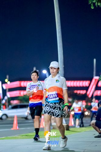 Race photo from PIK NITE RUN 2025