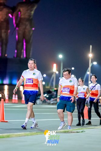 Race photo from PIK NITE RUN 2025