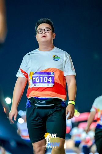 Race photo from PIK NITE RUN 2025