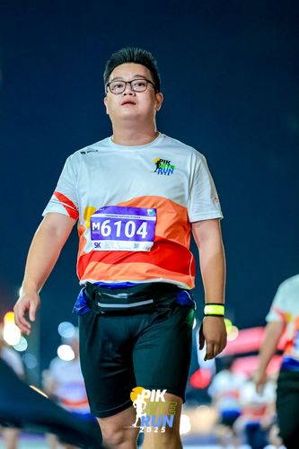 Race photo from PIK NITE RUN 2025