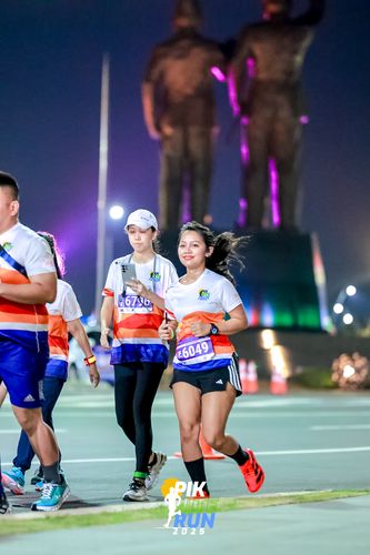 Race photo from PIK NITE RUN 2025