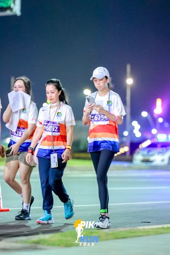 Race photo from PIK NITE RUN 2025