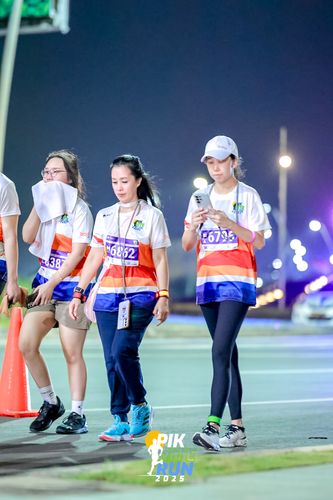 Race photo from PIK NITE RUN 2025