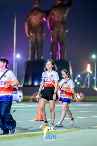 Race photo from PIK NITE RUN 2025