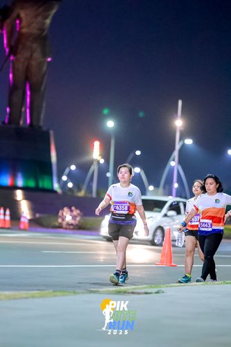 Race photo from PIK NITE RUN 2025