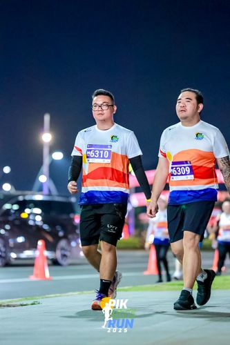 Race photo from PIK NITE RUN 2025