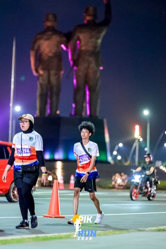 Race photo from PIK NITE RUN 2025
