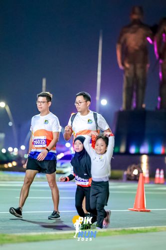 Race photo from PIK NITE RUN 2025