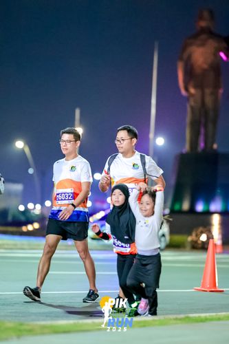 Race photo from PIK NITE RUN 2025