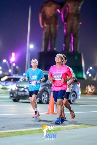 Race photo from PIK NITE RUN 2025