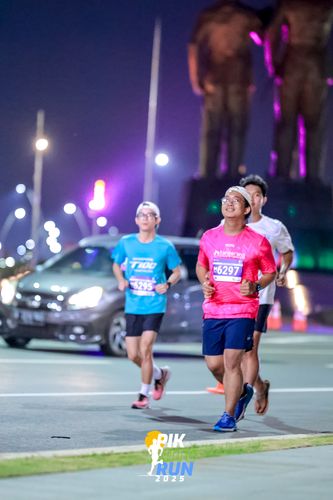 Race photo from PIK NITE RUN 2025
