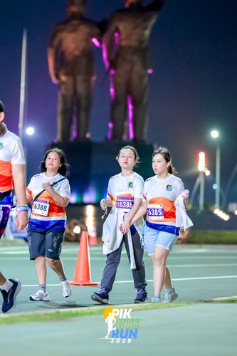 Race photo from PIK NITE RUN 2025