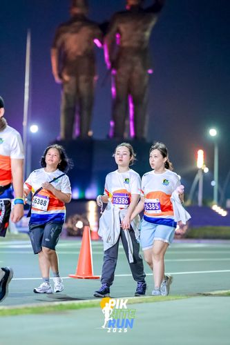 Race photo from PIK NITE RUN 2025