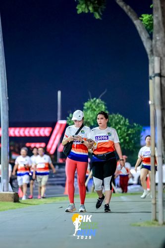 Race photo from PIK NITE RUN 2025