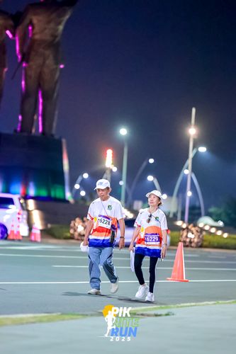 Race photo from PIK NITE RUN 2025