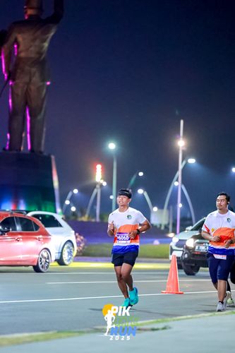 Race photo from PIK NITE RUN 2025
