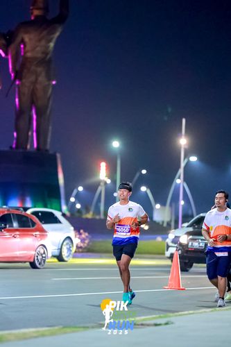 Race photo from PIK NITE RUN 2025