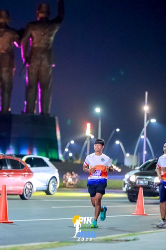 Race photo from PIK NITE RUN 2025