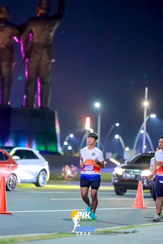 Race photo from PIK NITE RUN 2025